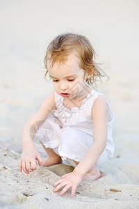 可爱的小孩女孩玩游戏女孩孩子海洋女性假期童年海滩生活青年白色图片