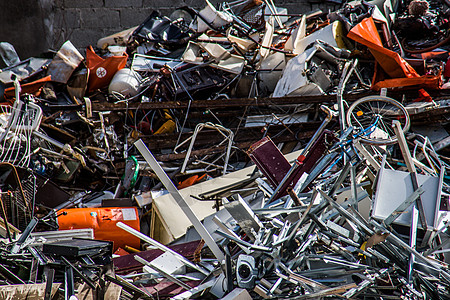1933老场坊垃圾场的废铁碎金属丢弃蓝色废料回收废金属废料场红色背景