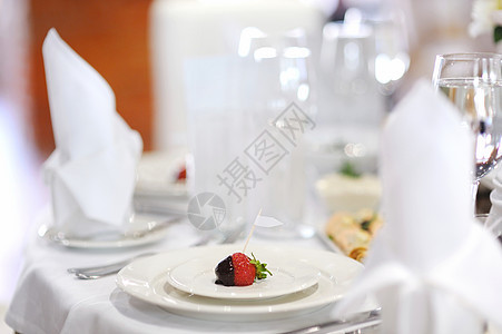 节庆桌上的空位牌接待卡片婚礼餐厅奢华环境银器陶器餐巾餐饮图片