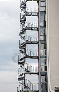 螺旋楼梯作为紧急出口 在休斯的外侧阶梯石工建筑火灾职业逃生红色金属图片