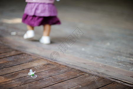 女婴的奶嘴器不见了图片