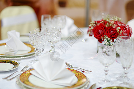 为事件方设定的表格玻璃卡片婚姻桌子花朵派对眼镜陶器用餐宴会图片