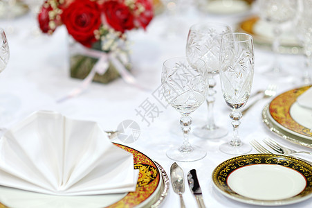 为事件方设定的表格婚姻装饰品玻璃婚礼陶器宴会刀具眼镜桌子餐巾图片