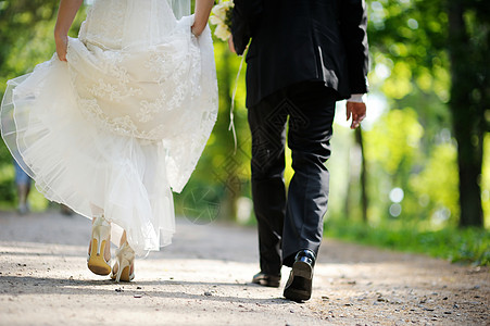 新娘和新郎离家出走城市大腿地面女士男人女性男性夫妻订婚已婚图片