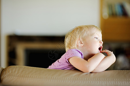 可爱的幼儿女孩肖像生活童年幸福婴儿白色孩子沙发柔软度男生地面图片