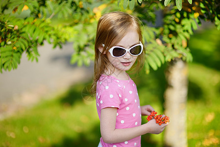 可爱的幼儿女孩户外肖像太阳镜园艺叶子幸福享受花园太阳女性喜悦微笑图片