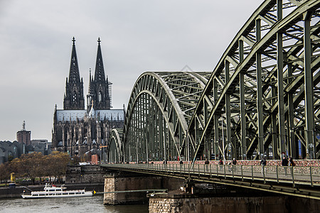 在科隆的莱茵河上蓝色爱情大教堂棕色拱桥城堡天空铁路绿色图片