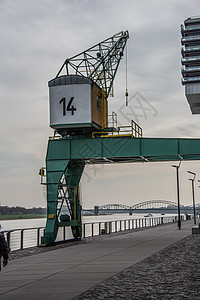 装有钢承重起重机的夸瓦墙绳索设施起重机港口阶段电梯重机金属登陆绿色图片