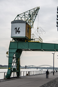 装有钢承重起重机的夸瓦墙港口绿色绳索登陆阶段重机起重机金属设施电梯图片