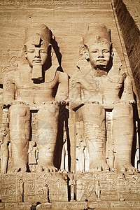 Abu Simbel寺的Ramesses II和Nefertari二世雕像图片