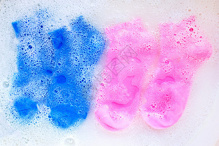 袜子浸泡在粉末洗涤水溶解中图片