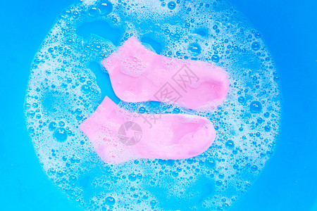 粉色袜子浸泡在粉末洗涤水溶解中衣服洗衣店经济家务浴缸搪瓷黑发洗涤剂身体肥皂图片