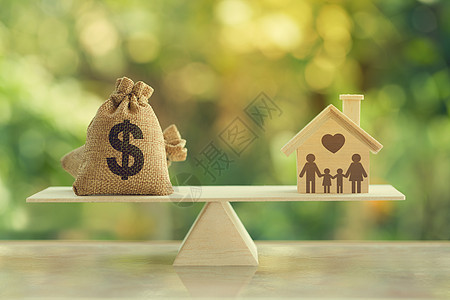 房屋抵押贷款和家庭财务管理理念 木屋和心脏 家庭成员和美元麻袋在天平上 准备购买住宅的费用图片