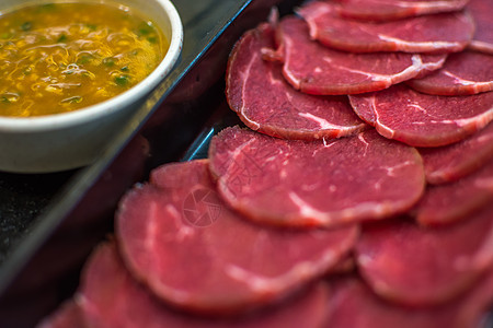 日式自助餐BBQ餐厅菜盘上牛肉生肉幻灯片桌子剥皮烧烤派对盘子质量食物尼库自助餐烹饪背景