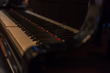 黑色古典大钢琴上的钢琴键键盘音乐会合成器乐器娱乐音乐家爱好韵律旋律古董图片