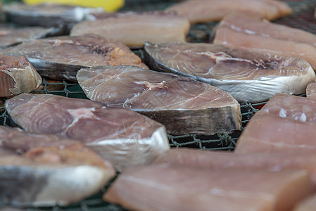 市场上销售的盐鱼干鱼海滩橙子饮食盐渍动物食物文化烹饪海鲜生活图片