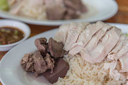 在街边食物中用鸡汤蒸饭的稻米早餐餐厅蔬菜饮食午餐文化街道盘子蒸汽辣椒图片