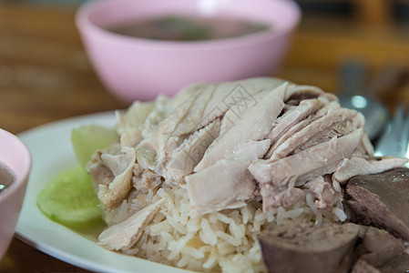 在街边食物中用鸡汤蒸饭的稻米饮食午餐蔬菜市场餐厅辣椒蒸汽黄瓜街道盘子图片