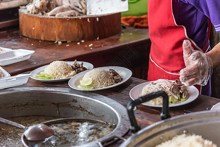 在街边食物中用鸡汤蒸饭的稻米餐厅市场早餐黄瓜饮食蔬菜文化午餐辣椒蒸汽图片