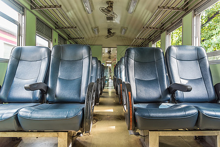 车内有座椅古老风格的火车座位民众车辆车站运输扇子过境旅行速度通勤者图片