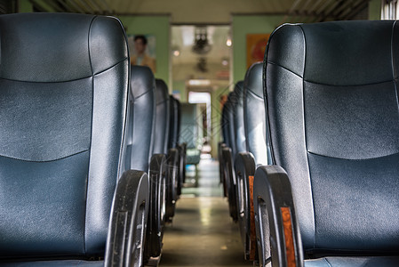 车内有座椅古老风格的火车交通班级车厢窗户扶手货运通勤者服务速度铁路图片