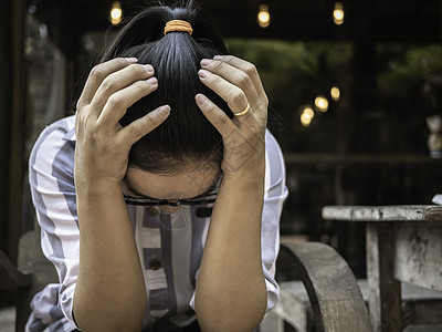 戴眼镜的亚洲青年妇女头痛 手放在头上 表情和健康上浮肿商业眼睛女士悲伤沮丧工人焦虑压力成人眼镜图片