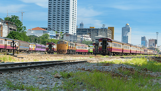 蓝色天空的泰国火车技术建造力量服务旅行机械民众交换运输车站图片