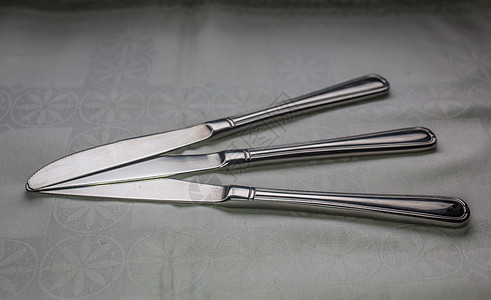 桌上的不锈银钢餐刀勺子工具反思金属不锈钢刀具图片