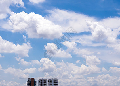 城市天空高楼建筑和明蓝天空阳光公寓天空城市住宅建筑学摩天大楼白色蓝色背景