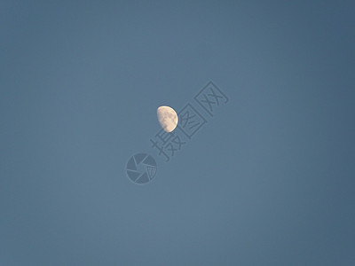 脱轴浮起的月亮卫星月球蓝天远程天文望远镜天空摄影蓝色凸月图片