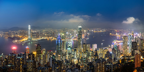 在维多利亚山峰的夜景中 香港天际线全景旅行商业顶峰金融旅游市中心办公室建筑学港口建筑图片