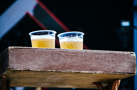 两个装啤酒的塑料杯图片