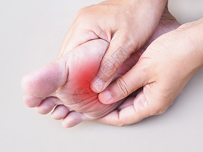 年青的亚洲妇女脚踝疼痛 脚跟疼痛和脚掌痛图片