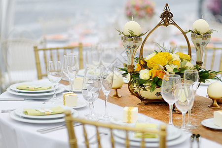 活动晚会或婚礼招待会的表格奢华餐巾仪式盘子银器服务派对蜡烛玻璃菜肴图片