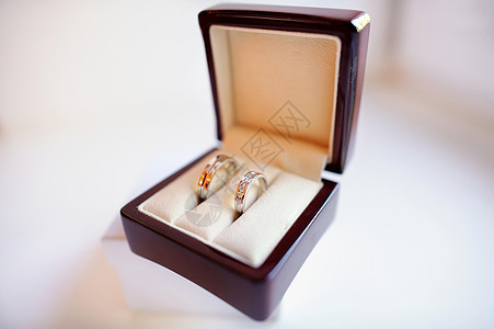 盒子里两个结婚戒指订婚金子庆典婚礼夫妻新娘首饰传统仪式珠宝图片