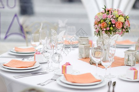 活动晚会或婚礼招待会的表格玻璃餐饮接待蜡烛银器刀具陶器用餐餐巾奢华图片