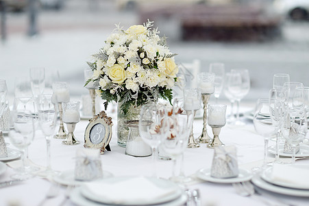 活动晚会或婚礼招待会的表格环境菜肴银器用餐盘子午餐服务奢华派对陶器图片