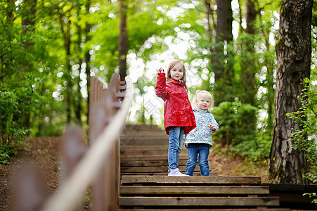 两个小妹妹走在楼梯上喜悦家庭外套街道游戏公园脚步孩子森林女孩图片