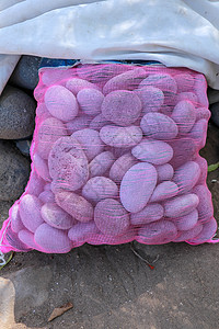 在市场上出售的用于家庭和花园装饰或防洪的砾石园艺储藏袋中的卵石袋堆图片