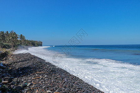 热带海滩 有黑色石子 巴厘岛 海岸岩石 印度尼西亚黑沙滩以及天气假期火山反射旅行海洋积分蓝色鹅卵石风暴图片