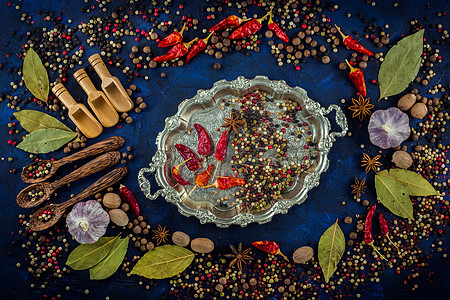 彩色背景 在旧的银盘子上混合胡椒粉调味品勺子烹饪厨房芳香美食香料粉末蔬菜食物图片