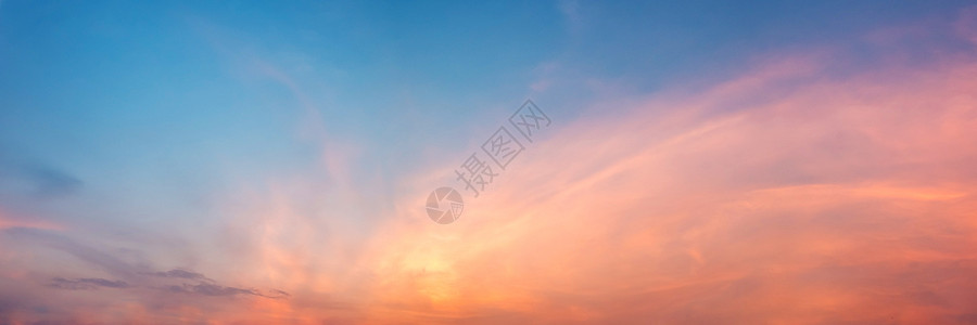 日出和日落时有云的戏剧性全景天空太阳场景蓝色橙子红色多云天气风景地平线黄色图片