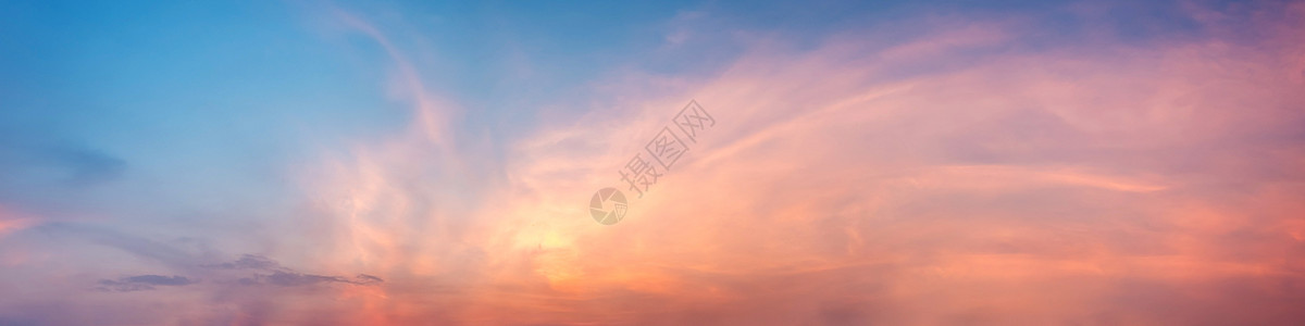 日出和日落时有云的戏剧性全景天空多云橙子蓝色太阳场景天气红色黄色地平线风景图片
