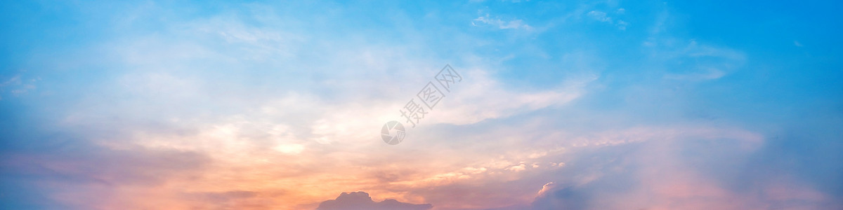 日出和日落时有云的戏剧性全景天空地平线多云橙子风景天气阳光红色场景黄色太阳图片