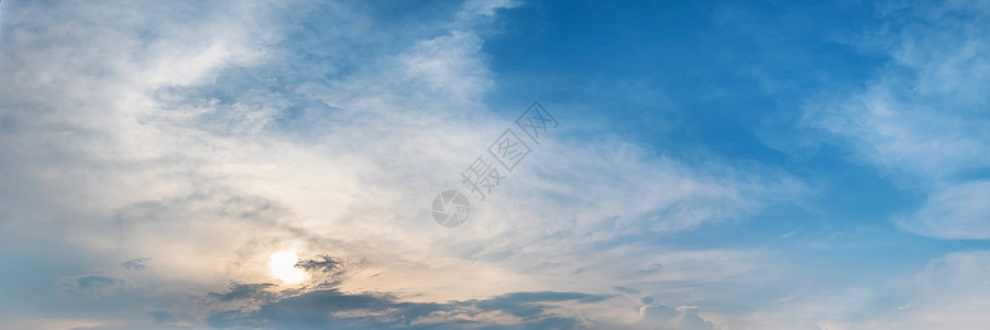 天空全景 云朵笼罩在阴云的日出或日落上雷雨天气灰色危险场景风暴天堂气氛云景环境图片