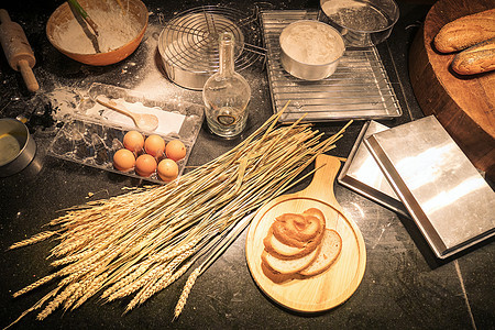 杂乱的厨房由自制面包店的初学者使用烘焙原料如面粉 擀面杖 打蛋器 蛋壳网和用于烘焙的塑料模具 将面粉堆入装有蛋黄的碗中 俯视图图片