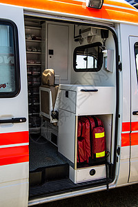 配有医疗设备的救护车消防队急救车车辆运输橙子红色白色手提箱援助药物图片