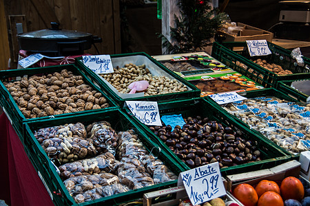 岁末热带水果和坚果在圣诞节市场上的摊位展示圣诞市场年会健康食物背景