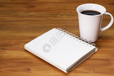 一本笔记本和一杯咖啡图片