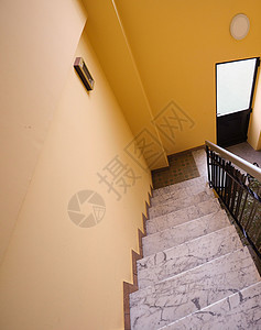 古老的大理石楼梯电梯建筑学黄色石头墙壁植物图片